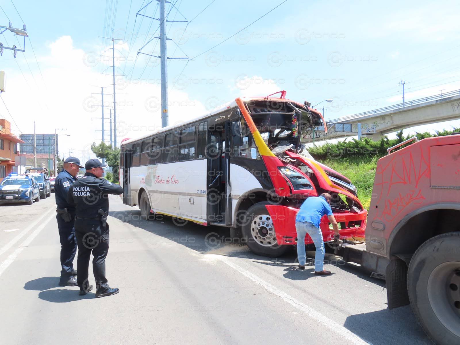 Muere conductor de transporte público tras aparatoso choque provocado por presuntas carreras en Toluca