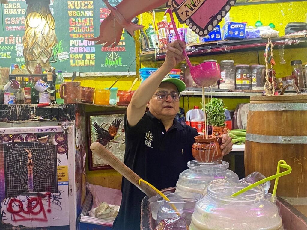 Nuevas reglas en CDMX obligan a las pulquerías tradicionales a replantear su venta de cerveza