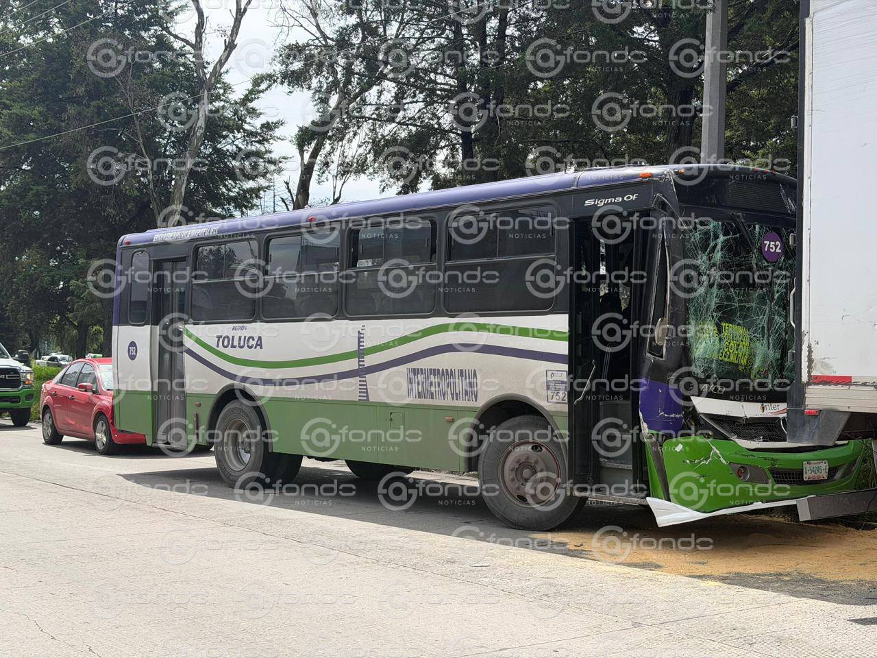 Once personas lesionadas deja fuerte choque entre autobús de pasajeros y camión de carga en Toluca
