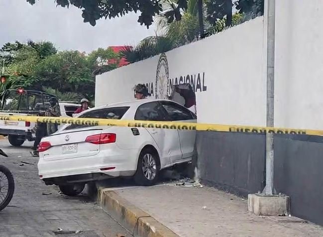 Persecución policial en Edomex culmina con impactante choque contra cuartel de la Guardia Nacional