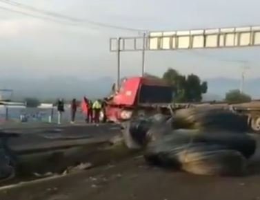 pobladores aprovechan accidente carretero en el estado de méxico para saquear toneladas de metal