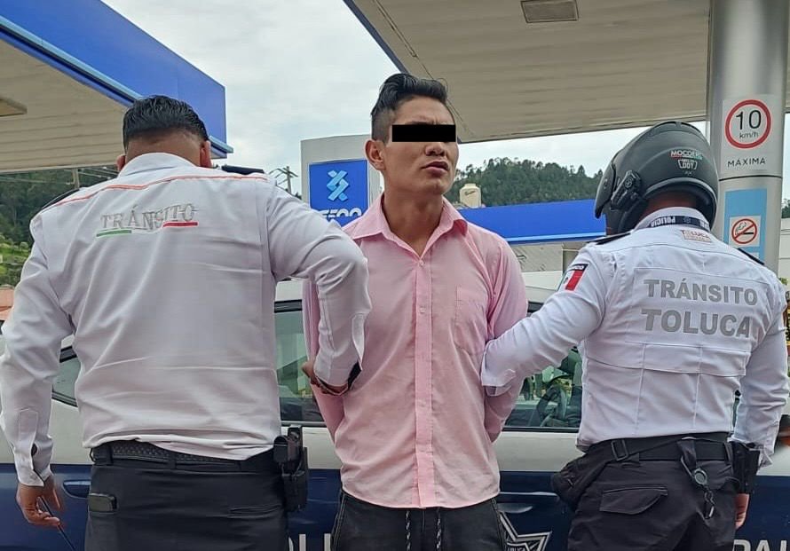 Policías municipales de Toluca detienen a dos hombres en operativos contra el robo de vehículos
