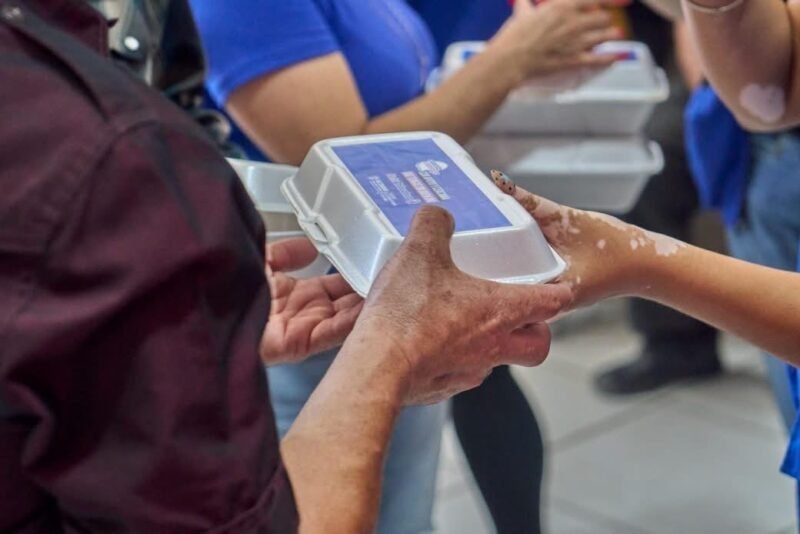 Programa NutriChihuahua distribuye comidas calientes a familiares de pacientes en el Hospital Central