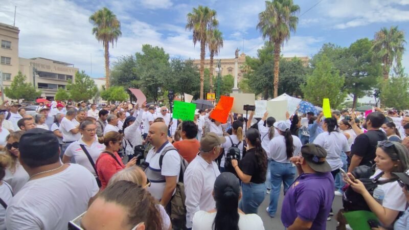 Protesta y bloqueo vial en Chihuahua: empleados sindicalizados de la UACH exigen cumplimiento de contratos