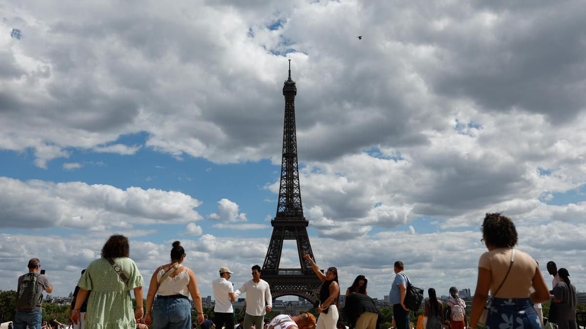 Renuncia el máximo responsable de la Torre Eiffel tras la polémica por vetar a trabajadoras