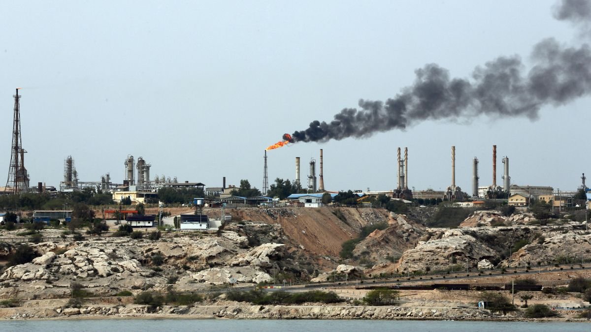 Reportan potentes explosiones y un presunto ataque contra un petrolero cerca de la isla iraní de Jarg