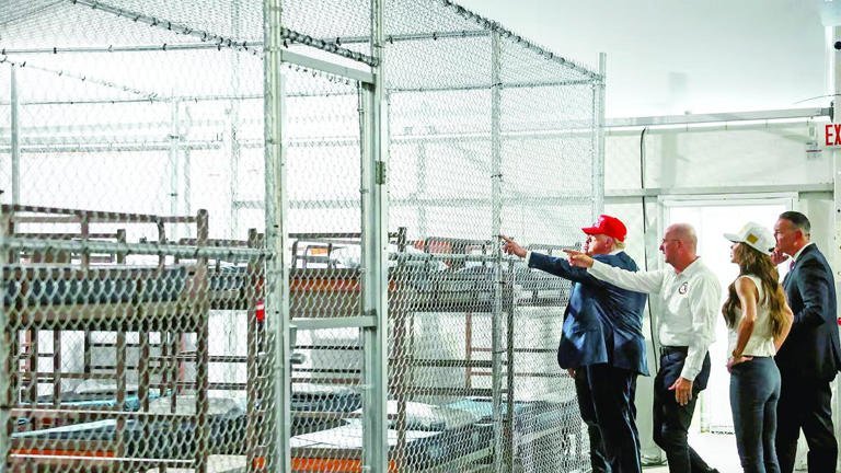 Revelan confinamiento de migrantes en diminutas jaulas metálicas dentro de un centro de detención en Florida