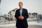 Robert Pattinson encarna al famoso periodista Chris Hansen en las primeras imágenes de Primetime