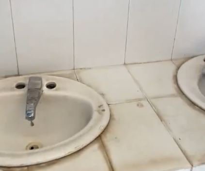 Sancionan con la expulsión a alumno de preparatoria tras difundir grabación sobre sanitarios insalubres