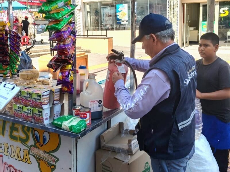 Sindicatura municipal inspecciona ochenta y cinco espacios comerciales durante operativo en la Expo Artesanal