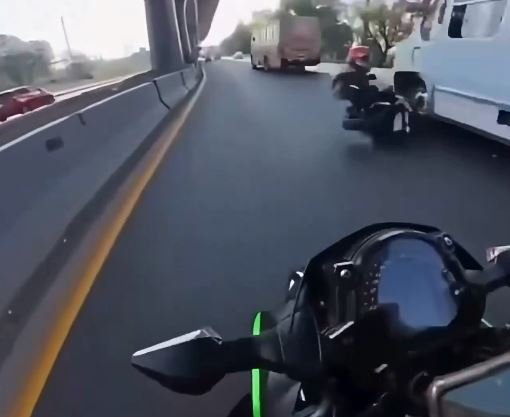 Sobrevive de milagro tras ser atropellado por otro motociclista en la autopista México-Querétaro