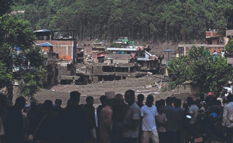 Sobreviven diez días bajo tierra: dos obreros son rescatados de un túnel en Nepal