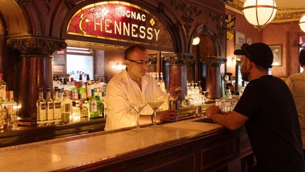 Sobreviviente del bullicio urbano, la cantina Tío Pepe preserva más de 150 años de historia en el corazón de la capital