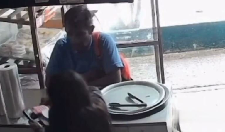 Sujeto utiliza astucia para despojar de su teléfono celular a trabajadora de panadería