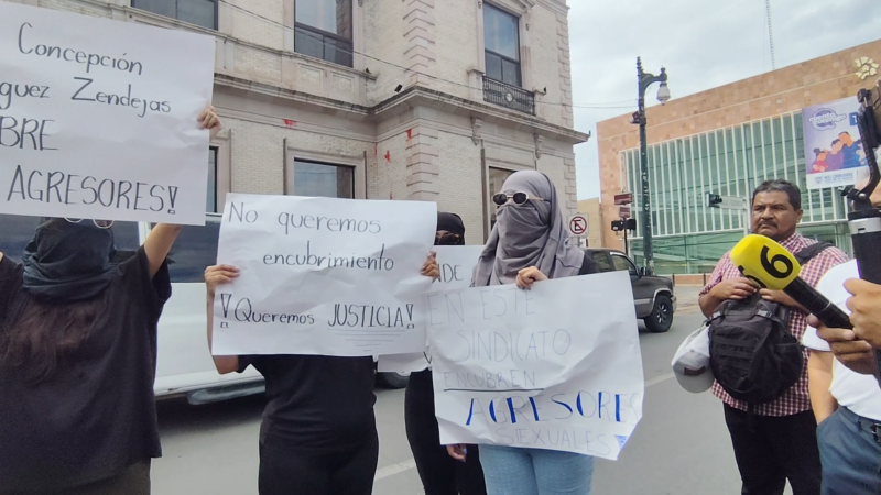 Tensión y empujones en protesta de la UACH tras la llegada de un grupo feminista