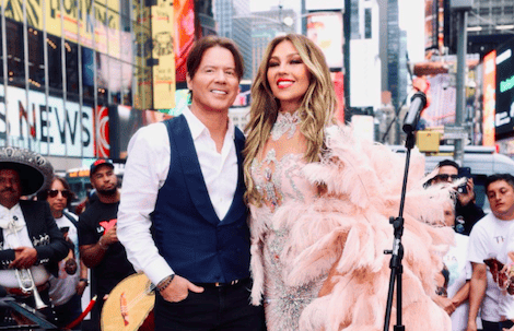 Thalía y Arthur Hanlon fusionan bachata y mariachi para revivir el clásico «Así Fue»