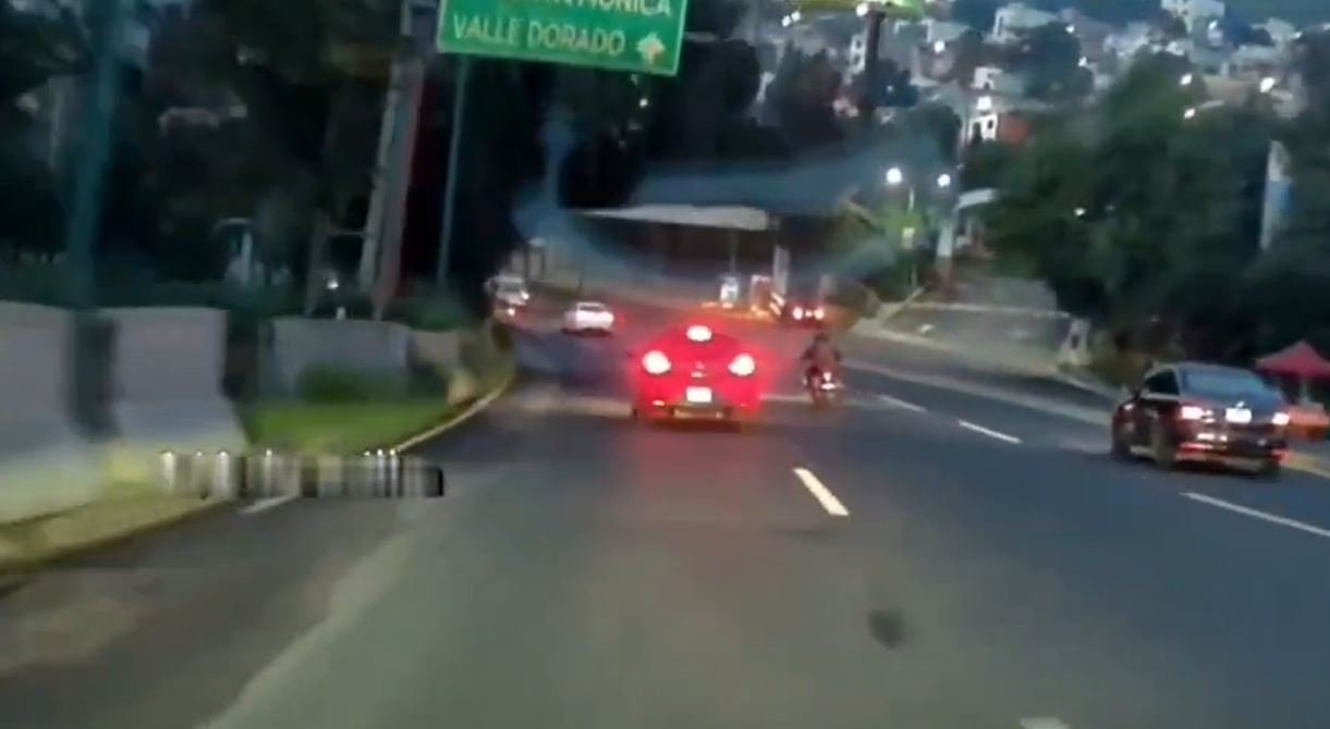 Tlalnepantla: conductor persigue y derriba a motociclista tras violenta discusión vial