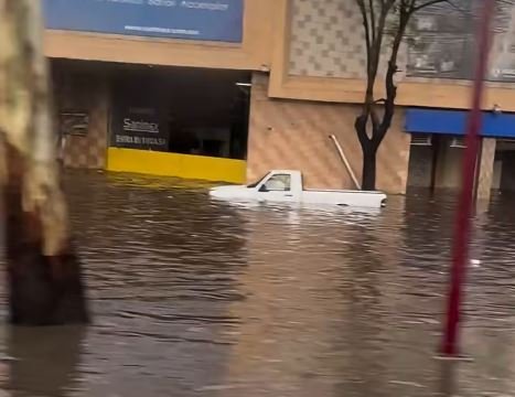 Tormenta vespertina colapsa vialidades y deja al descubierto la vulnerabilidad urbana en Ecatepec
