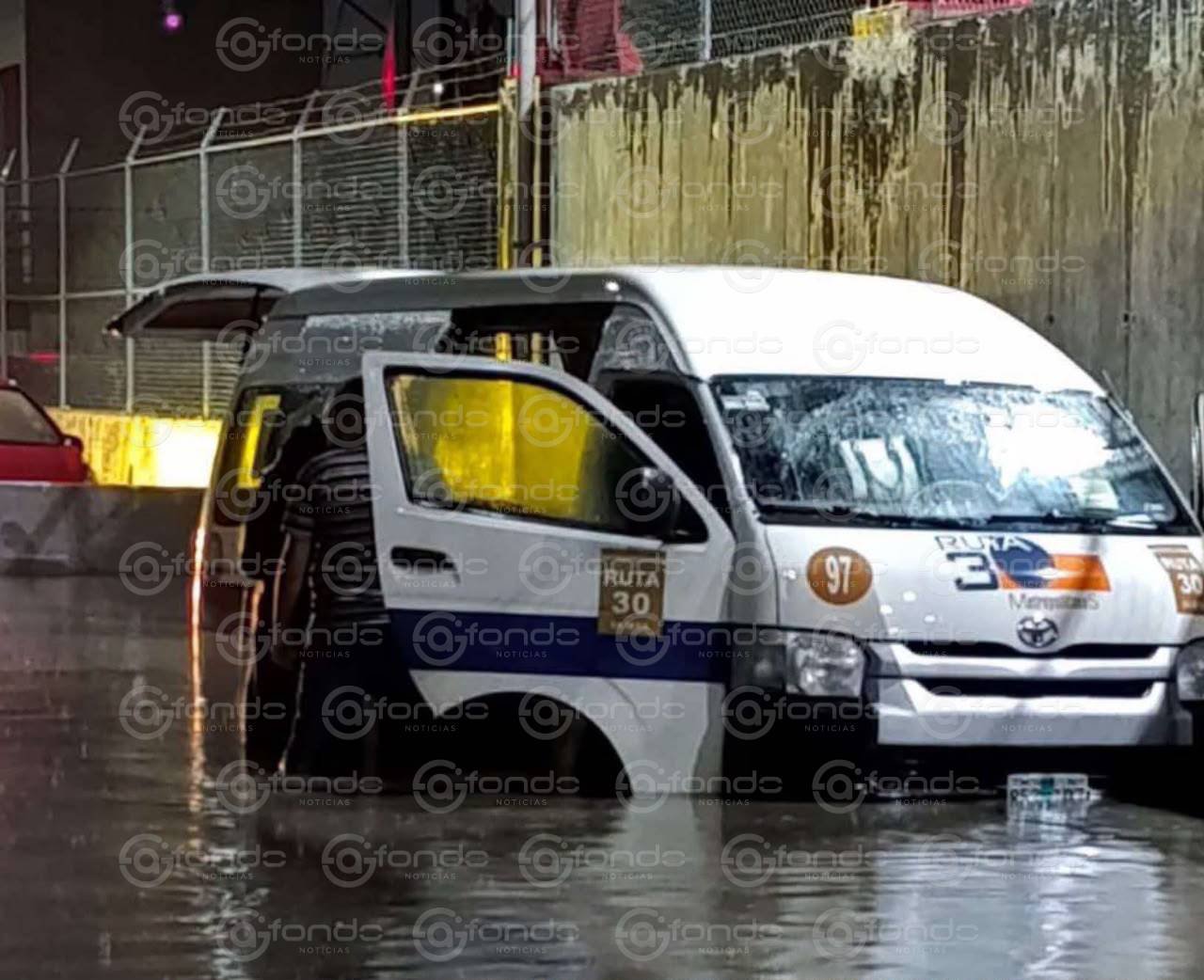 Tragedia en el Estado de México: seis pasajeros mueren intoxicados tras quedar atrapados en una combi inundada