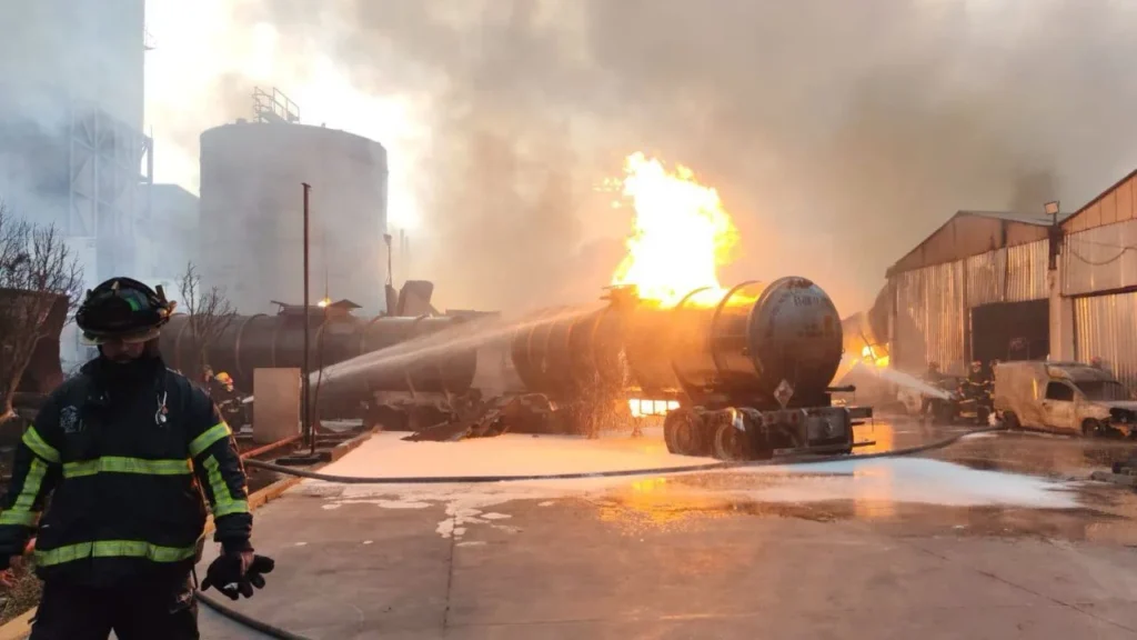 Tragedia en Tlalnepantla: explotan pipas de diésel dejando un bombero muerto y múltiples heridos