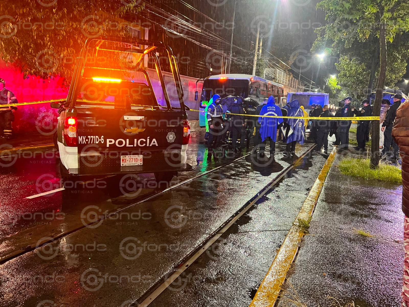 Tragedia en Tlalpan: derrapa en su motocicleta y muere tras ser arrollado por un microbús
