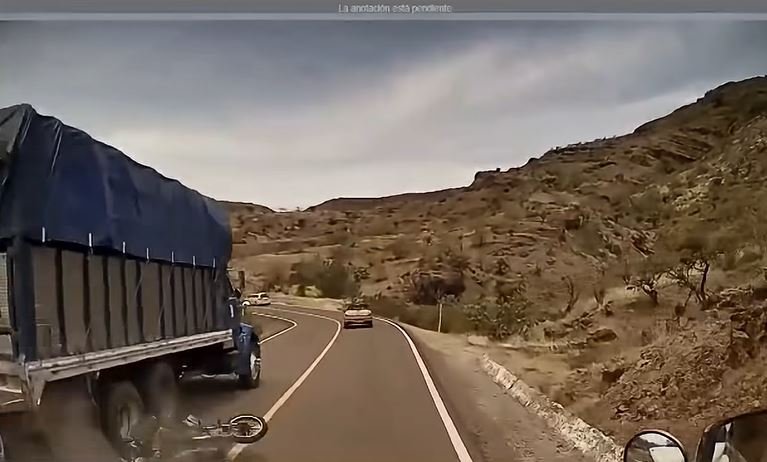 Trágica muerte de motociclista al intentar rebasar y ser arrollado por un camión de carga
