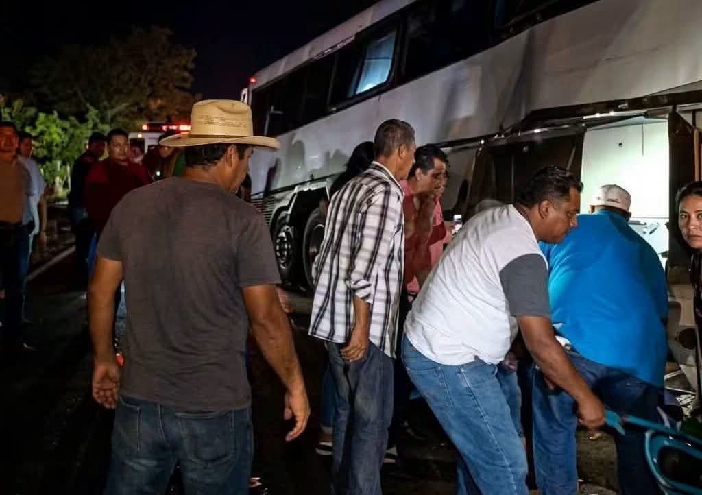 Trágico accidente en Nayarit deja cuatro muertos tras impacto de autobús contra un tráiler