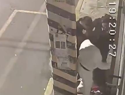 Transeúnte sufre aparatosa caída en coladera abierta por marchar distraída con el teléfono móvil en Puebla