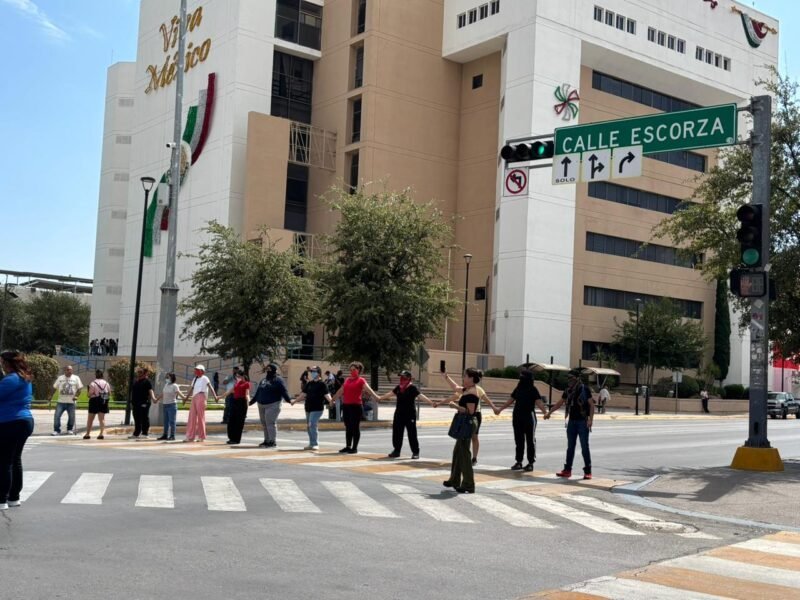 Tras tres días de protestas por plazas temporales, normalistas realizan cadena humana en avenida Carranza