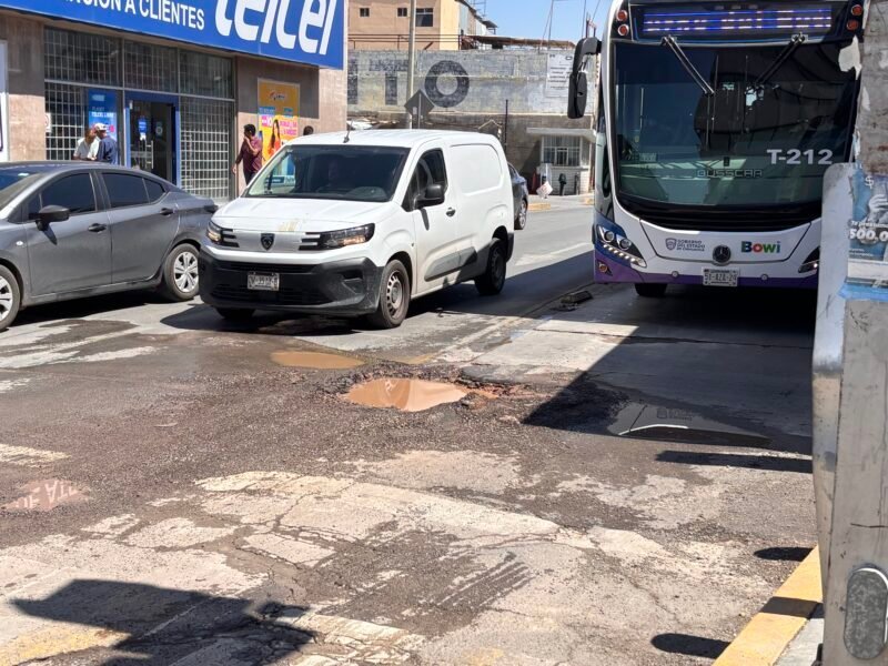 Un profundo bache en la calle Juárez pone en riesgo a automovilistas a escasos metros de la sede municipal