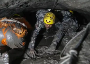 Un trabajador nepalí sobrevive diez días atrapado en la oscuridad de un túnel hidroeléctrico inundado