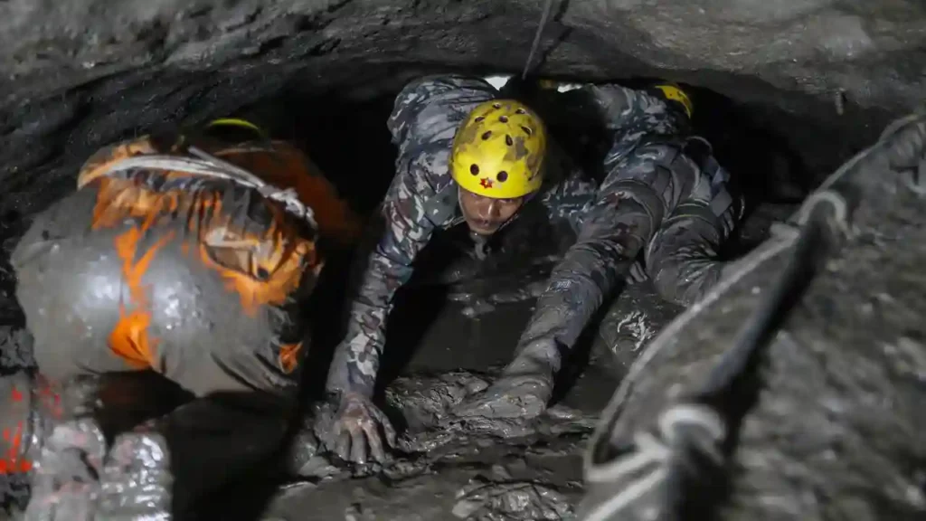 Un trabajador nepalí sobrevive diez días atrapado en la oscuridad de un túnel hidroeléctrico inundado