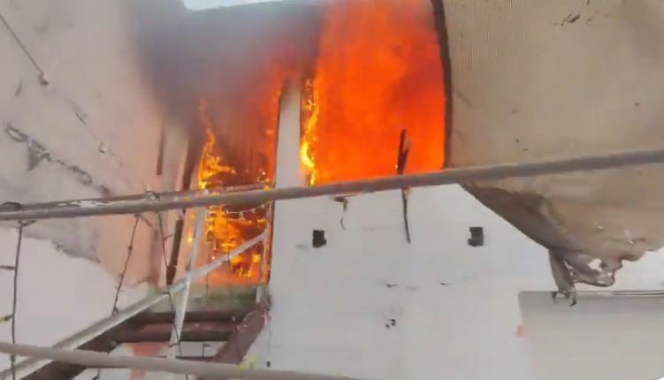 una colilla de cigarro mal apagada desata voraz incendio en una vivienda de renta