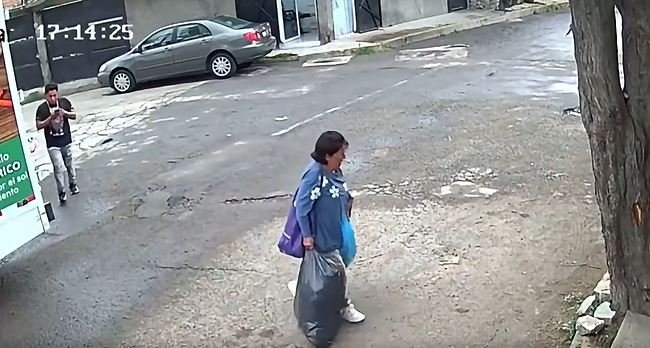 Vecinos de Cuautitlán Izcalli denuncian a mujer que abandona su basura en banquetas ajenas