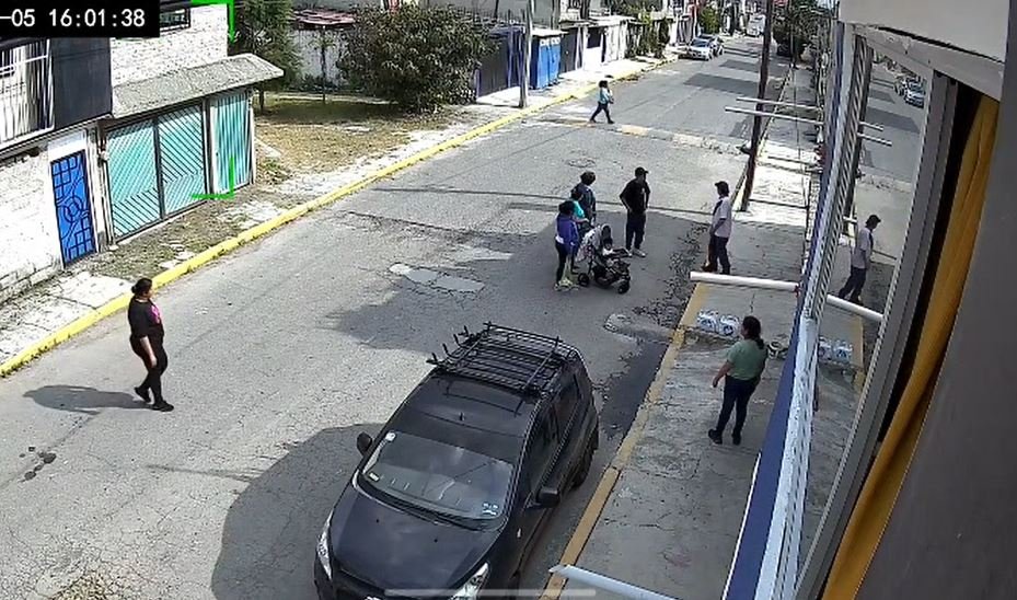VIDEO. Familia violenta agrede a una señora mayor que llevaba a un bebé