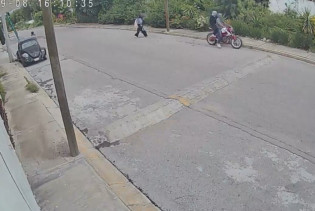 VIDEO: Jovencita con su bebé en brazos es víctima de asaltantes en motocicleta