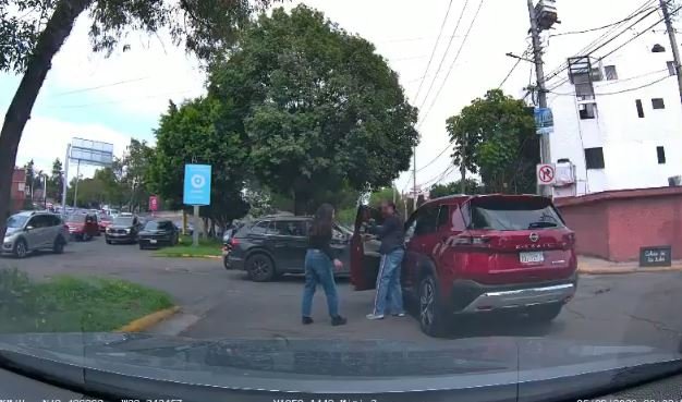 Violenta pelea entre dos mujeres causa caos a las afueras de primaria en Naucalpan