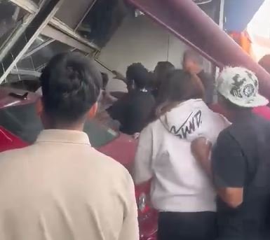 Violenta turba en Naucalpan arremete contra automovilista tras embestir a transeúntes y chocar contra un local