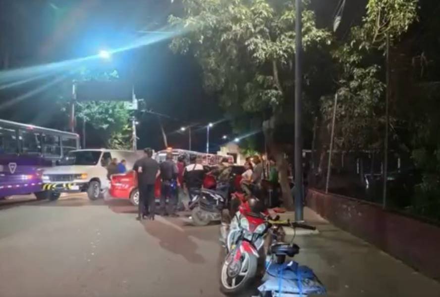 Violento impacto en Xochimilco deja a un motociclista lesionado y su unidad atrapada bajo un auto