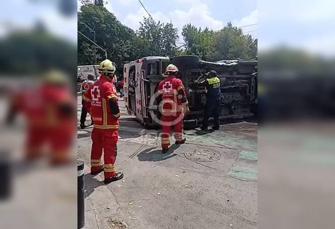 Vuelca ambulancia en la colonia Roma tras aparatoso accidente vial