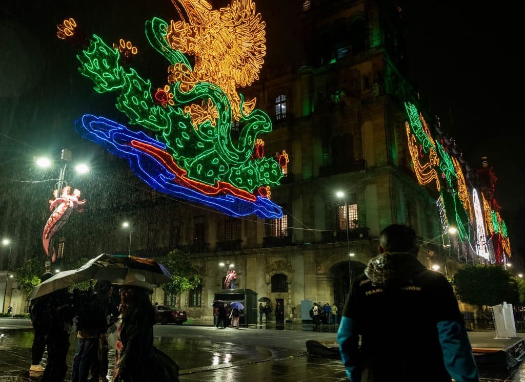 Zócalo capitalino enciende su tradicional alumbrado patrio dedicado a las mujeres de la Independencia