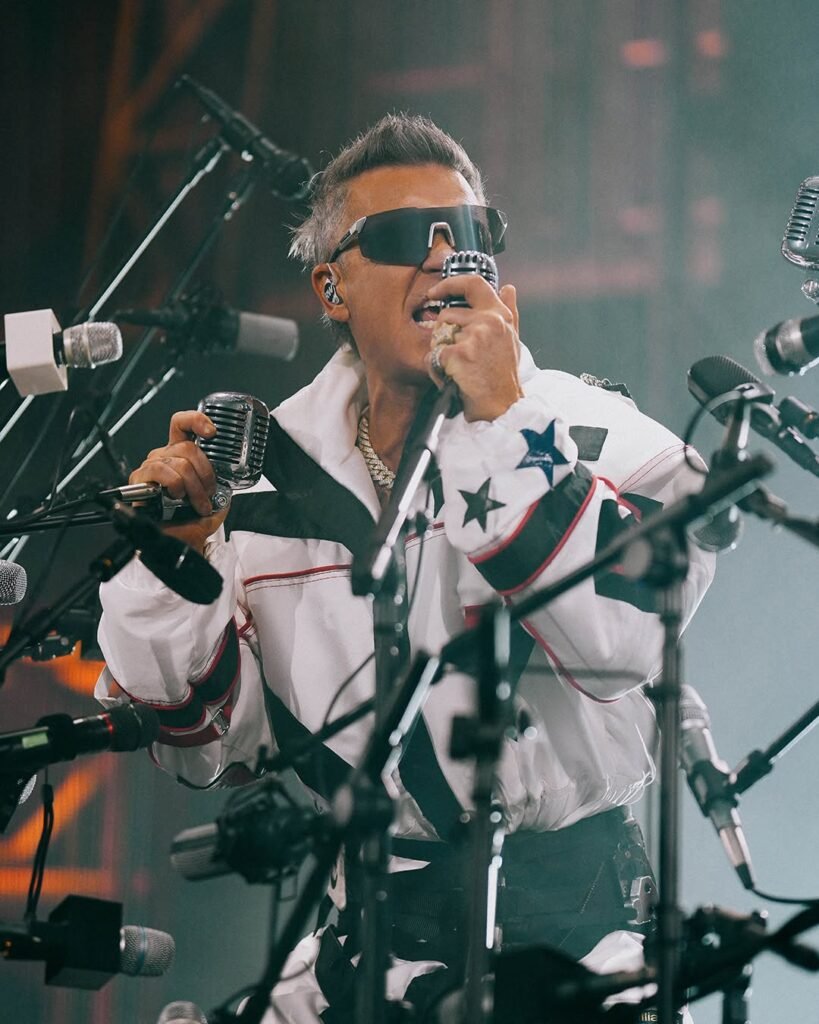 A dos décadas de su disco más polémico, Robbie Williams regresa triunfalmente a los escenarios de la Ciudad de México