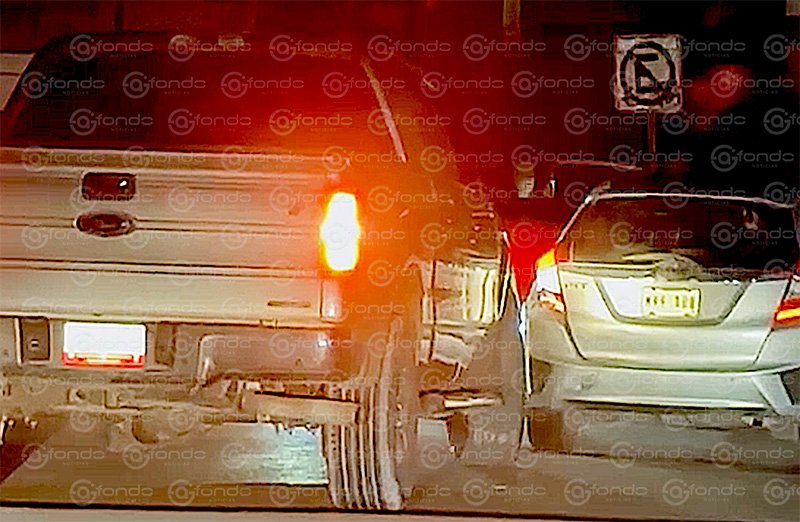 Adolescente de 15 años provoca aparatoso accidente vial, atropella a un ciudadano y huye en camioneta