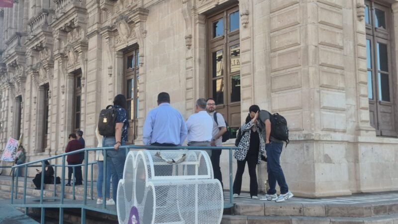 Afectados por el caso Aras bloquean los accesos al Palacio de Gobierno en Chihuahua