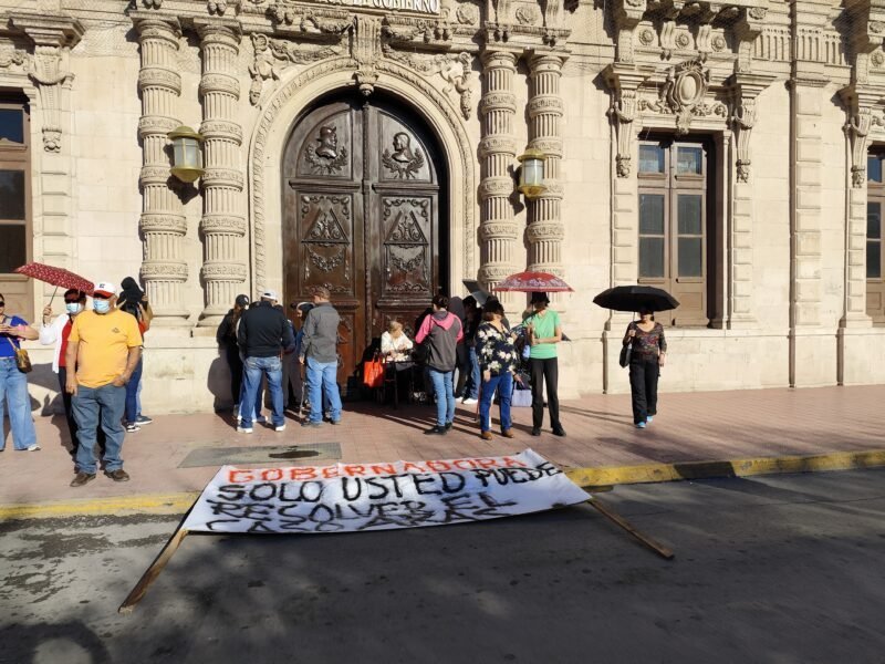 Afectados por el fraude de Aras ocupan el Palacio de Gobierno para exigir la entrega de bienes asegurados