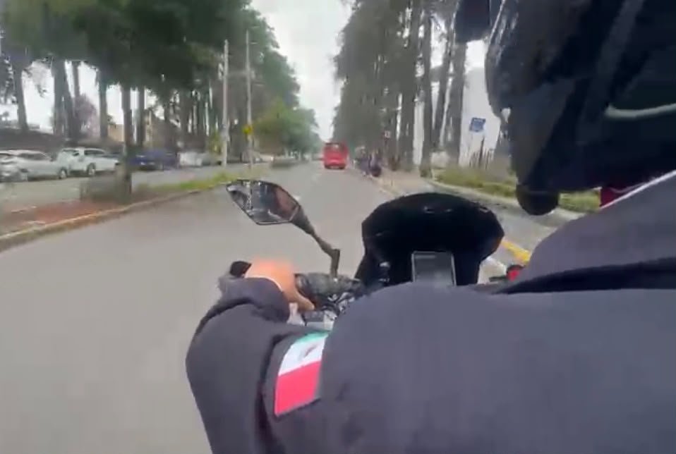 Agente municipal de Toluca escolta a automovilistas con urgencia médica pediátrica