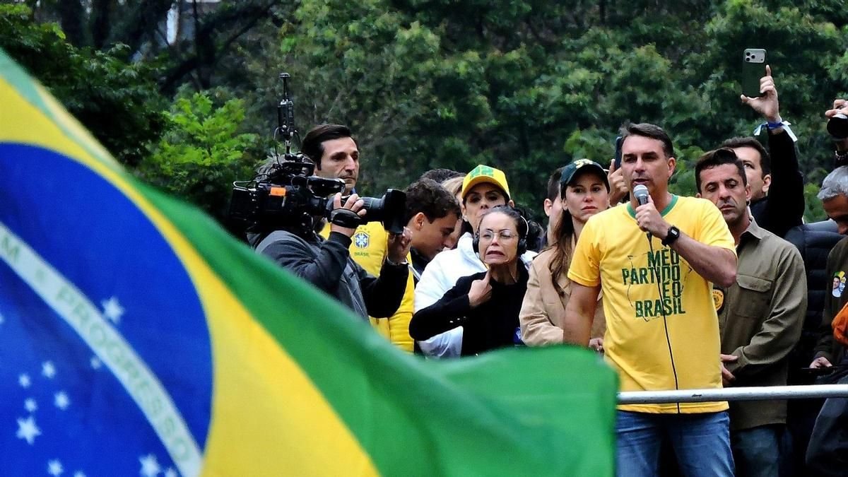Aislado y sin respaldo partidario, Flávio Bolsonaro sostiene denuncias de fraude desde Estados Unidos