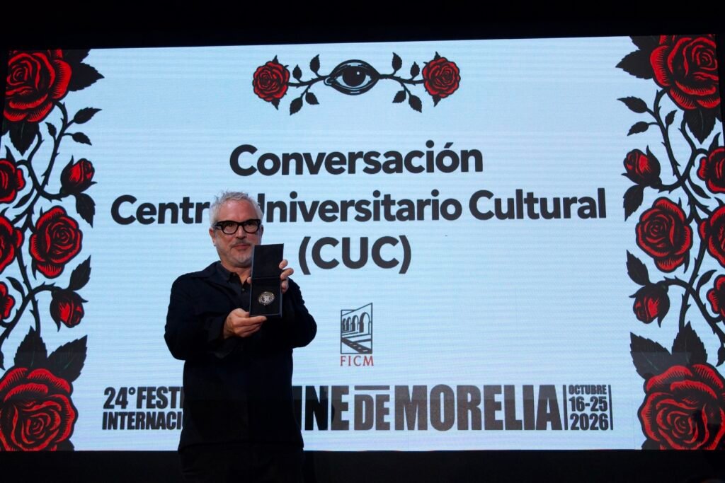 Alfonso cuarón es galardonado con la medalla filmoteca unam durante el festival en morelia