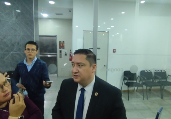 Alfredo Chávez declina sus aspiraciones a la alcaldía y ofrece su respaldo a Santiago de la Peña