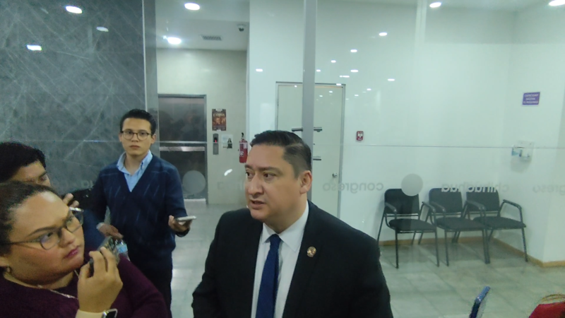 Alfredo Chávez declina sus aspiraciones a la alcaldía y ofrece su respaldo a Santiago de la Peña